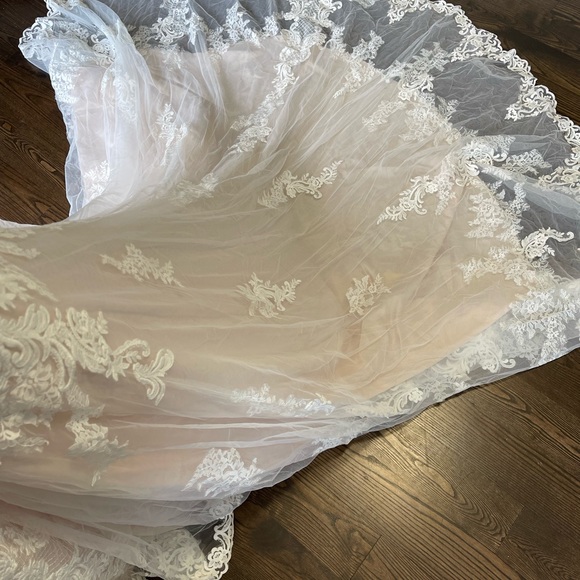 Never worn Maggie Sottero plus size wedding dress - Picture 3 of 8